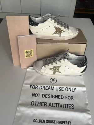 Guld Glittriga Golden Goose - Säljer ett par golden goose i storlek 37🩷🩷!! De är knappt använda så riktigt bra skick. Hör av vid intresse eller minsta fråga🤗