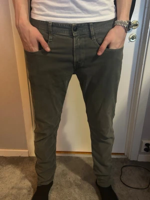 Gråa replay anbass - Snygga gråa slim fit jeans ifrån Replay. Lite missfärgade därför priset. Annars är de i gott skick. Strlk 34/34 anbass. Pris går att diskutera.