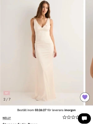 Champagnefärgad långklänning från Nelly - Balklänning från Nelly i strl S, helt oanvänd