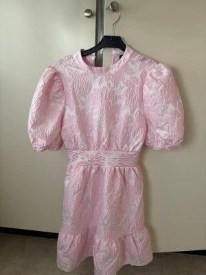Rosa klänning - Är 165 och den går lite lite över knäna!! Används en gång