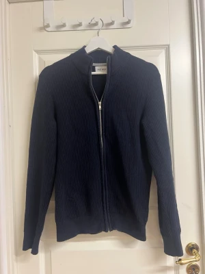 East west zip up  - En full zip up från East west (Brothers) i marinblå, blivit för lite för mig 