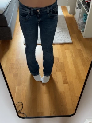 Lågmidjade jeans från Ltb - Snygga och populära lågmidjade bootcut jeans från Ltb. Säljer dessa för att jag inte har någon användarkonto för de längre. Bra kvalitet, de är användna men bra skick. Priset kan diskuteras 