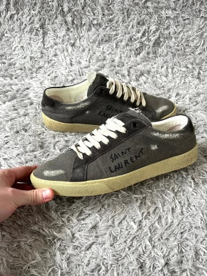 Saint Laurent sneakers - Säljer ett par eftertraktade SL skor! | Mycket fint skick på skorna, finns något mindre tecken på användning! | Storlek 40, innersula 26cm! | Ställ gärna frågor innan du köper!