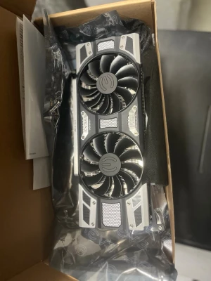 EVGA  dubbla fläktar - Säljer ett EVGA  stora fläktar för effektiv kylning. Kortet har en snygg svart och silver design och levereras i originalkartong med skyddande antistatpåse. Perfekt för gaming eller tunga program!