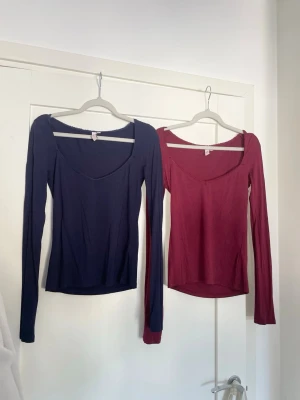 2 Nelly tröjor - Säljer 2 toppar från Nelly i nyskick, både i storlek S💗