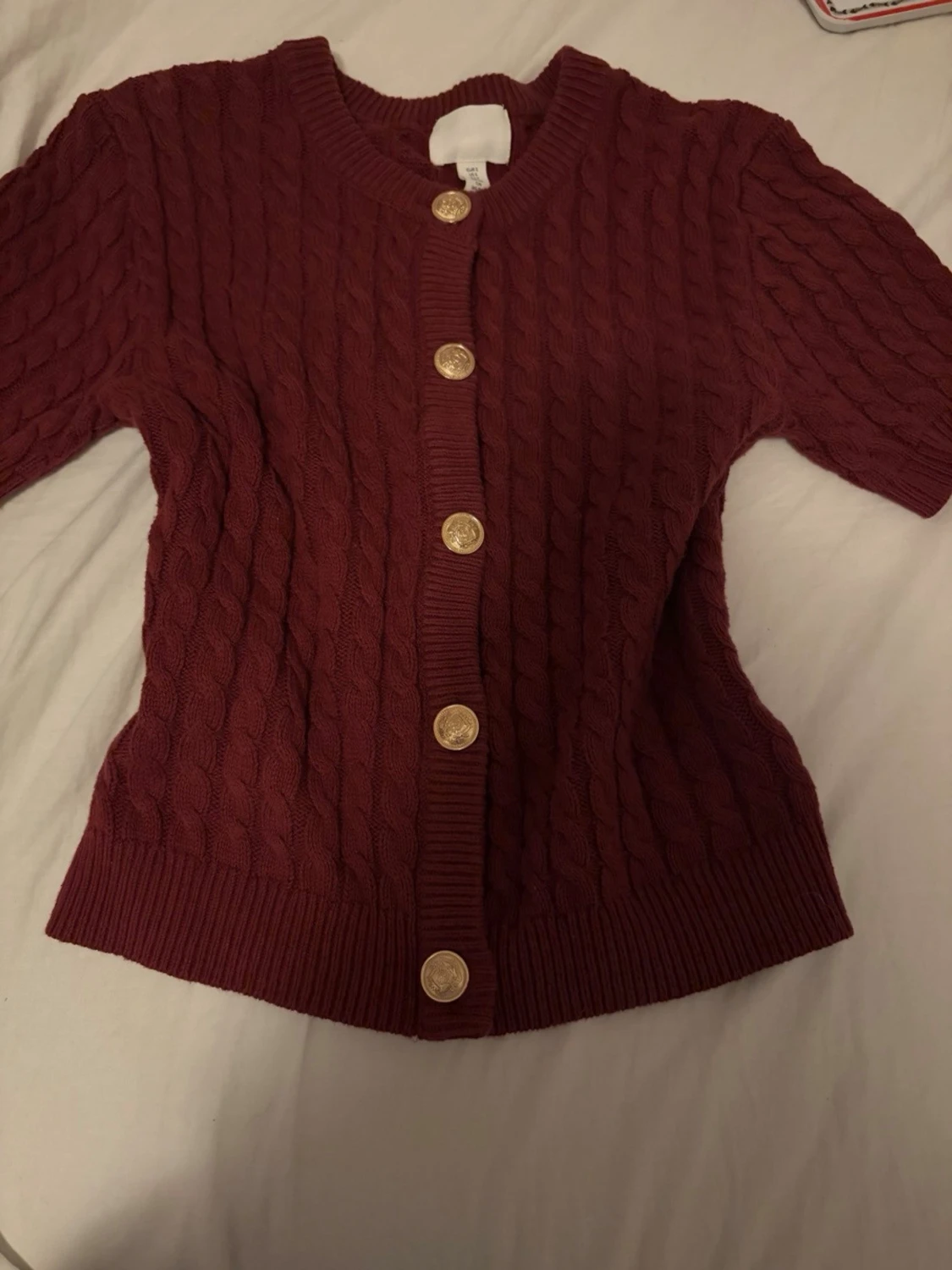 Vinröd kabelstickad kofta med guldknappar