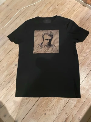 Svart Limitato T-shirt - En svart limitato tröja med ett tryck på tröjan.