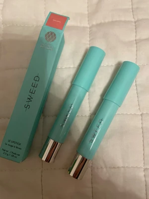 Sweed Le Lipstick nude pink & french girl  - Snyggt läppstift från Sweed i nyansen Warm Rose. Kommer i en stilren turkos hylsa med silverdetaljer. Läppstiftet har en krämig formula och ger en naturlig rosatonad färg till läpparna. Perfekt för dig som gillar en fräsch och enkel look.i