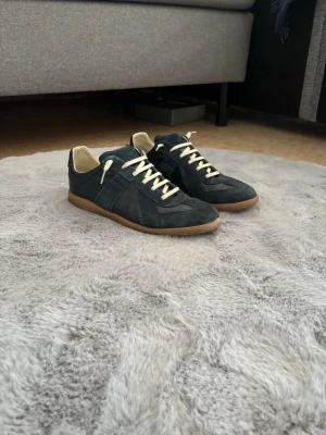 Maison Margiela - Väldigt bra skick ( 8/10 )|| sitter bra till storlek 45/46|| dustpåsar följer med!|| hör av er angående frågor osv😃