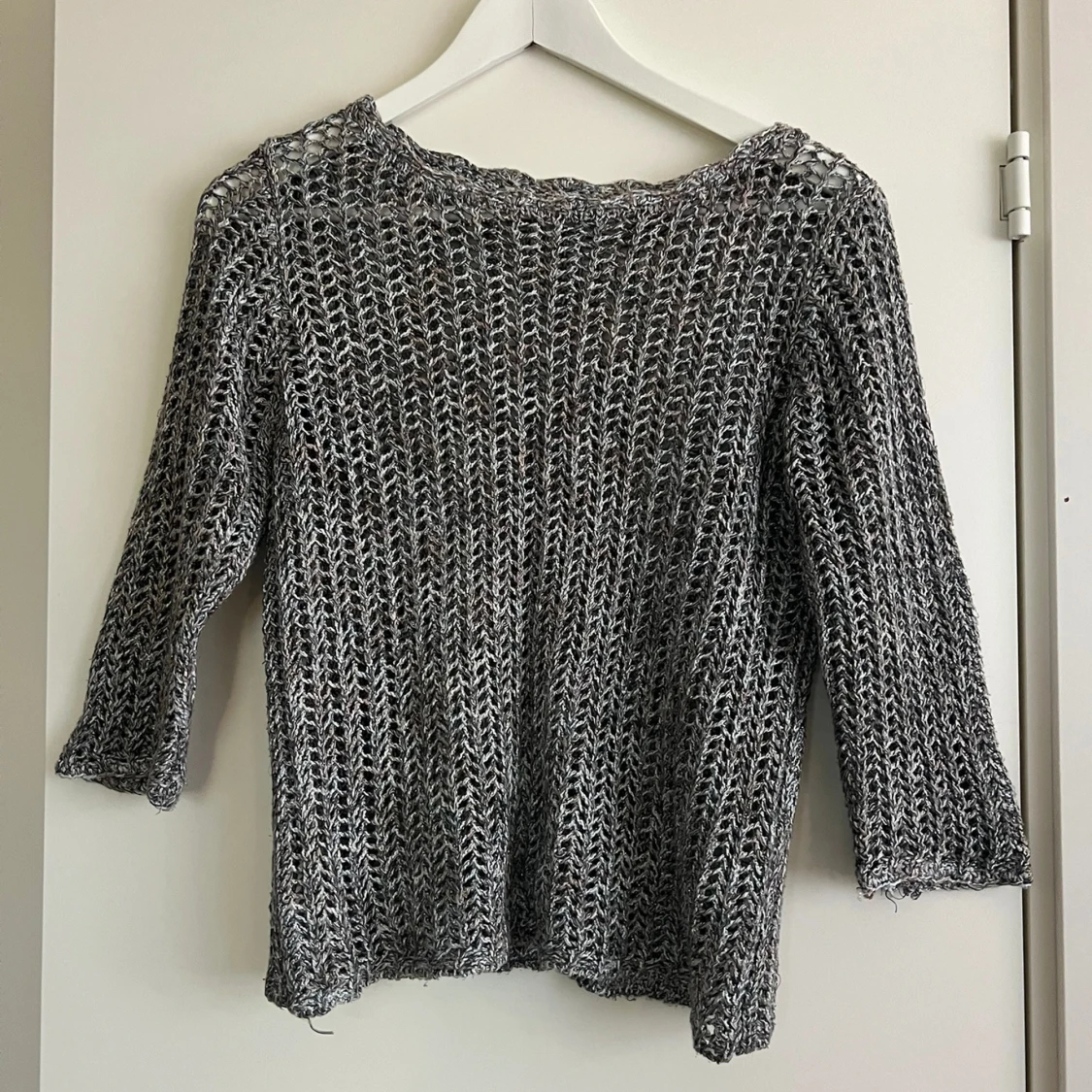 Gråmelerad stickad tröja