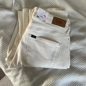 Vita jeans  - Splitternya jeans från märket Lee i en sjukt snygg vit färg. Köptes på butiken jeans Uno för 899. Säljs för 499. Säljer dem då jag ångrade mig och returtiden gått ut. Passar riktigt snyggt till sommaren. Kan gå ner i pris vid snabb affär. 