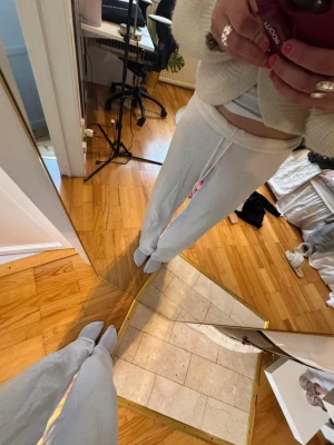 Vita  mjukisbyxor med dragsko - Säljer ett par vita mjukisbyxor med dragsko i midjan och raka ben. Byxorna har en relaxed fit och är perfekta för chill dagar. Tillverkade i mjukt material som känns skönt mot huden. Passar dig som gillar en enkel och clean stil.