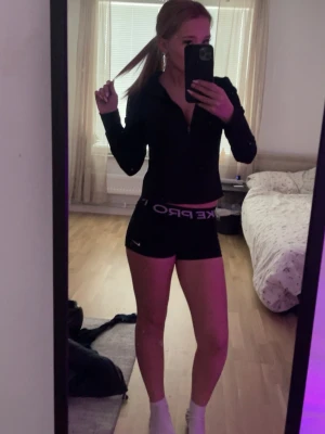 Nike pro shorts - Säljer mina Nike pro träningsshorts i storlek xs 🤍 knappt använda och inget är trasigt eller slitet, skriv privat för bättre bilder 