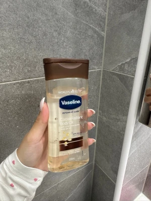Vaseline Cocoa Radiant Body Oil 200ml - Vaseline Intensive Care Cocoa Radiant Body Oil, använd några gånger men tycker inte om känslan på kroppen!! En hel del kvar på flaskan 