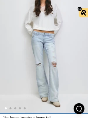 Ljusblå jeans  - Säljer ett par ljusblå bootcut jeans med slitna detaljer på låren och knäna. Jeansen har låg midja, klassiska fem fickor och är tillverkade i denim. Perfekta för en avslappnad och trendig look. Är i tall så för er som e 170+ hade de varit perfekt 