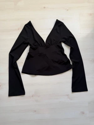 Svart långärmad omlottopp - Super fin topp från Nelly, oanvänd💕