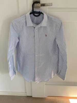 Randig Ralph Lauren skjorta - Klassisk blårandig skjorta från Polo Ralph Lauren |perfekt inför sommaren ☀️| mycket bra skick, 9/10 | storlek S | köpt för 649kr |pris kan diskuteras!