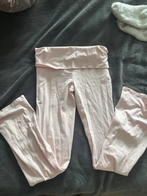 Ljusrosa yogapants från Gina Tricot🫶🏻 - Supersköna ljusrosa leggings från Gina Tricot med hög midja och stretchigt material. Perfekta att matcha med en oversized hoodie eller crop top. Mjuka och tunna i tyget för en bekväm känsla hela dagen. Superfina!🤍