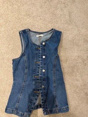 Jeans väst från Gina tricot - Jeans väst från Gina tricot med mycket bra kvalitet. Använt cirka 3 gånger och säljer pga kommer ej till användning. Super snygg och passar perfekt med ett par kostymbyxor. Västen är i storlek S