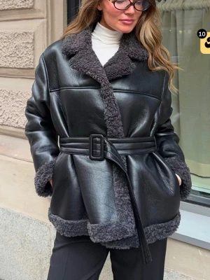 Svart trendig kappa från Gina Tricot - Intressekontroll!! Skriv endast om du är intresserad eller vill ha egna bilder samt om du är redo att betala priset🖤ska ev säljas då den ej kommer till användning, inga slitningar eller defekter. Som helt ny! Och använd fåtal gånger🖤helt slutsåld i denna storlek på ginas hemsida, köptes för 800kr därifrån.