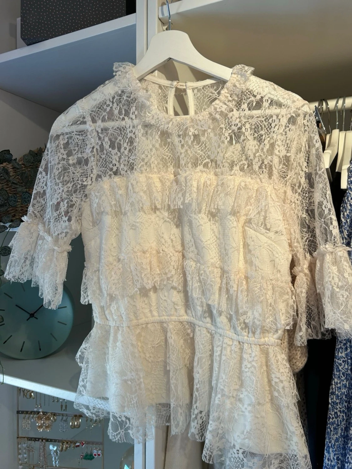 Vit spetsblus med volanger