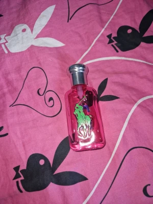 Ralph Lauren parfym 50 ml - Parfym i 50 ml. 20% kvar. För dig som vill testa innan köp av en ny.  Skriv för fler frågor