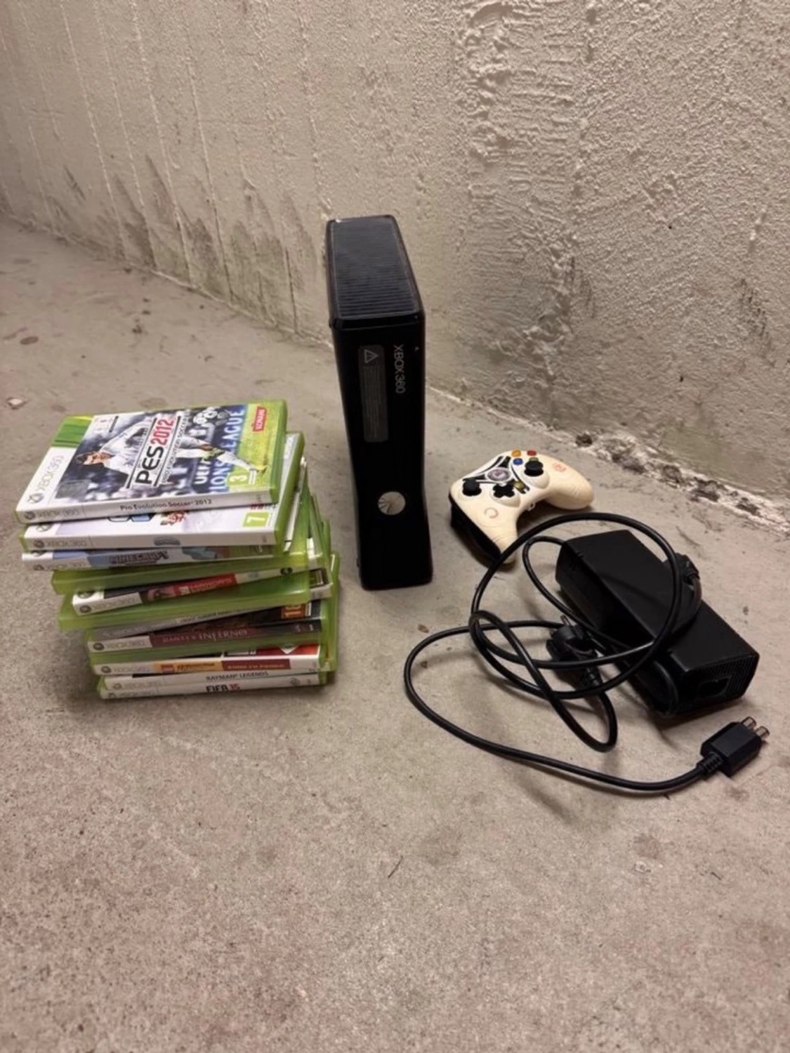 Xbox 360 Slim med spel och tillbehör