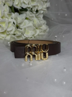 Brunt skärp  - . Klassisk design med exklusiv känsla och trendig detalj.