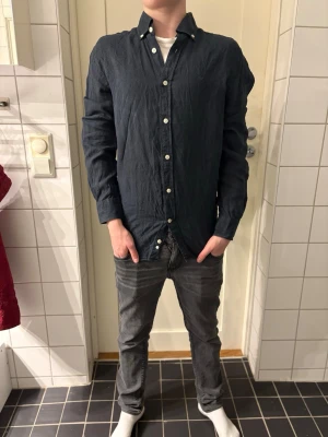 Mörkblå Morris skjorta.  - Säljer nu denna riktigt feta Morris skjortan. Den är storlek xs/s alltså passar båda. Tveka inte på att höra av er. Mvh Resellclts. Pris går att diskutera😉