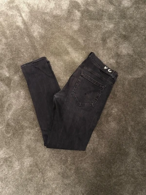 Dondup Jeans - Säljer nu dessa riktigt feta Dondup jeansen. Svart färg med lite lätta slitningar💯Skick: 7/10. Strl: 34. Pris går alltid att diskutera vid snabb affär🤝 Hör av er vid minsta fundering!💸🍾