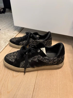 Zadig & Voltaire skor - Säljer mina Zadig skor då dom inte kommer till användning för jag har så många skor! Super fina och helt slutsålda. Givetvis äkta! Storlek 39 eller 40 kmr ej ihåg men passar mig som har storlek 39 vanligtvis❤️❤️