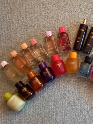 Zarasplit ✨️ - Just nu fri frakt✨️Splittar mina Zaraparfymer i glasdekanter med spray ✨️Säljer ej hela flaskan ✨️3 ml-22 kr,5 ml-32 kr,10 ml-55 kr✨️Se listor bland bilderna vilka som finns ✨️Skriv vilka du önskar så lägger jag ut som ett nytt paket 