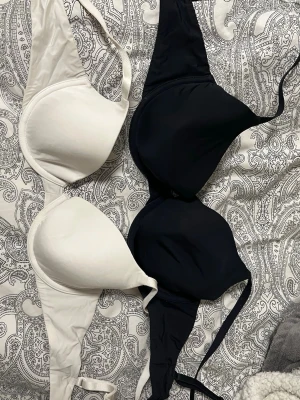 Svart och vit bh - Två st likadana bh-ar en svart och en vit! Samma storlek på dem båda. Båda två för 70kr