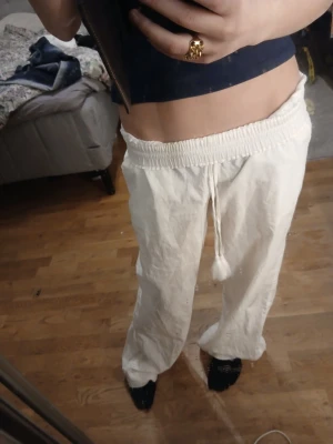 vita linnebyxor stl xs - Jätte snygga linnebyxor från nelly dem är stl xs men skulle mer sägs S dem är lite långa på mig som är 164  men annars jätte snygga💗