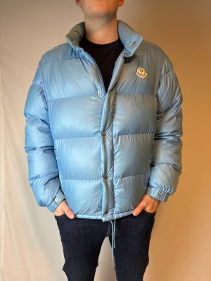 Moncler Grenoble jacka  - Säljer en vintage Moncler Grenoble jacka i storlek M. Jackan har vissa små defekter! Modellen på bilden är 182cm och väger 78kg