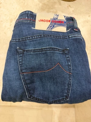 Jacob choen jeans  - Tja säljer mina Jacob choen jeans modell scott. Skick 9,5/10 knappt använda nypris ca 5000 kr kan gå ner i pris vid en snabb affär köpta på Nk herkipperingen 