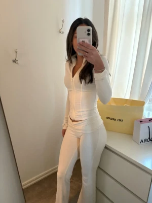 Vit loungewear-set med zip-tröja Gina tricot  - Säljer detta snygga slutsålda sätt från Gina tricot i storlek S. Pris kan diskuteras! Använd fåtal gånger så i mycket bra skick! Inga synliga defekter. Kan även säljas separat om det finns intresse!