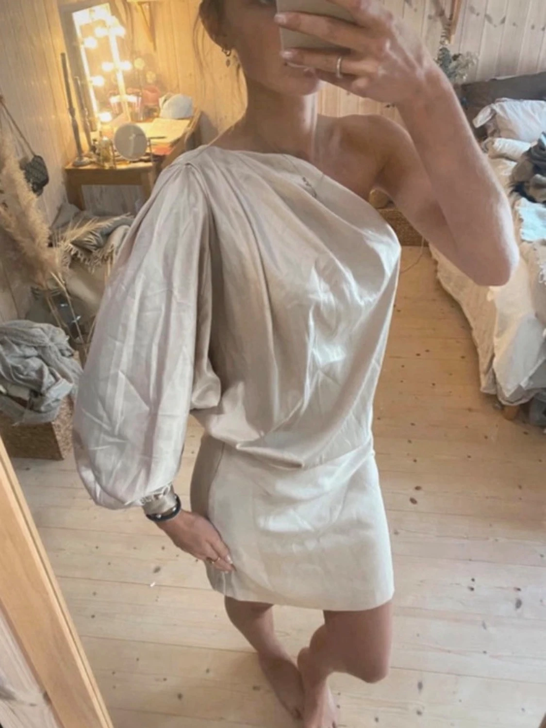 One shoulder klänning i satin