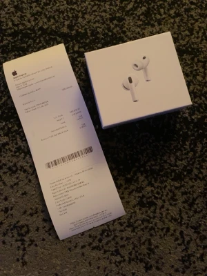 Apple AirPods Pro 3 - Säljer ett par vita AirPods för bra pris för att jag behöver inte AirPods längre. Tycker mer om kabel EarPods eller headphones. Säljer för ett bra pris