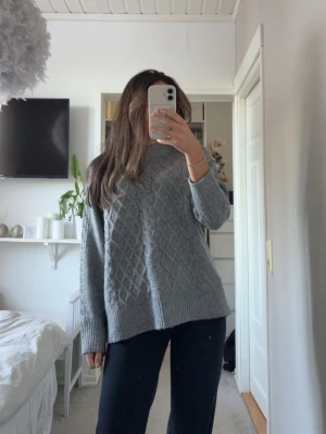 Grå stickad tröja med mönster - En snygg grå stickad tröja, tröjan är otroligt skön och varmt. Tröjan har kommit till användning men inga defekter, inge nopprig inga fläckar. 