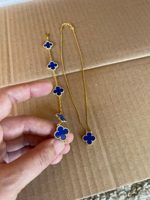 Smyckesset, 18k guldpläterad stämpel finns. Hög kvalitet - Perfekt för dig som gillar färgstarka accessoarer och vill sticka ut lite extra. Vattentåliga halsband +armband