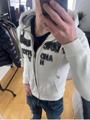 Abercrombie and fitch  - Tjena, säljer nu denna Abercrombie and fitch zipen. Den är i ny skick, så har alltså inga skador eller missfärgningar. Tröjan är i storlek xs men passar kan även passa S.