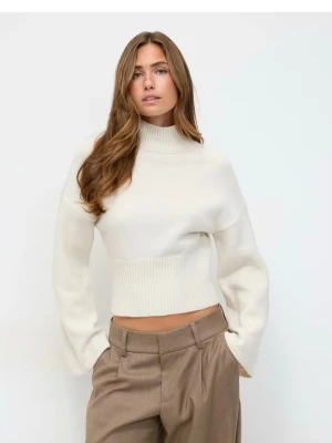 Vit stickad cropped polotröja - Hejj säljer en vit stickad cropped polotröja med ribbad mudd vid halsen och nederkanten. Fick den i födelsedagspresent 18 januari och använt i gång sen dess. Inte min stil så säljer den💕