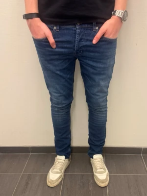 DONDUP GEORGE JEANS  - Dondup George Jeans, senaste modellen. Mycket bra skick. Storlek:33. Hör av dig vid frågor eller funderingar!