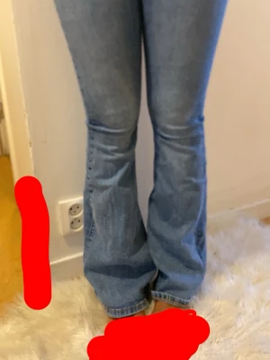 Blå bootcut jeans med hög midja - Säljer ett par ljusblå bootcut jeans med hög midja och klassiska bakfickor.  Jätte snygga använder ej längre men perfekta! Den är S men passar också personer med storlek xs💕