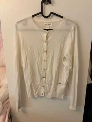 Vit kofta från Holly & Whyte  - Snygg vit kofta från Holly & Whyte by Lindex i storlek XS. Koftan är knappt använd och i mycket bra skick!❤️