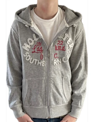 Hollister ziphoodie - Mycket eftertraktad och skön hoodie Superbra skick Sitter som en S, modellen är 177cm lång Skicka gärna prisförslag och fråga om du har någon fundering!