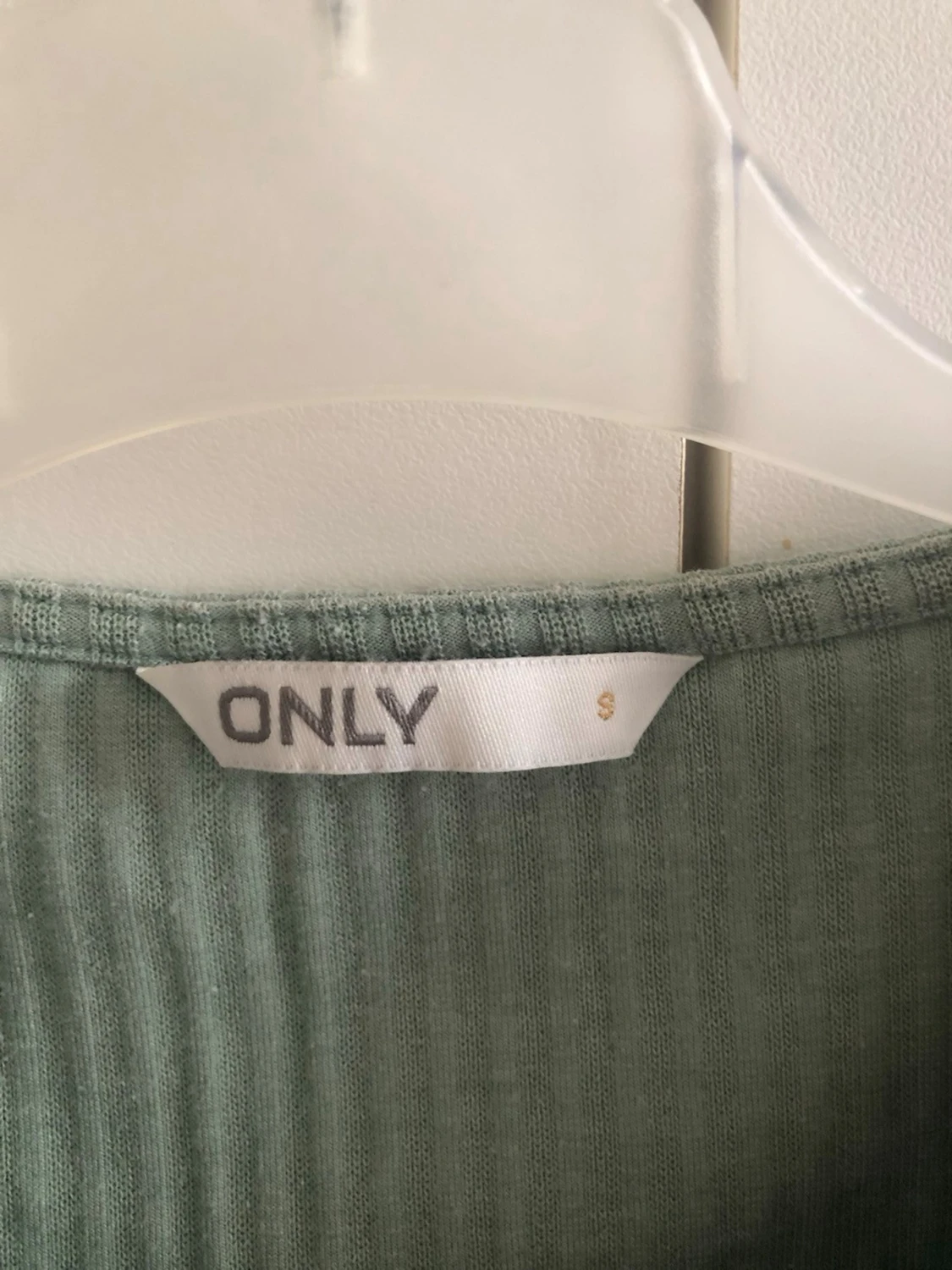 Ribbad grön croppad topp från ONLY - 4