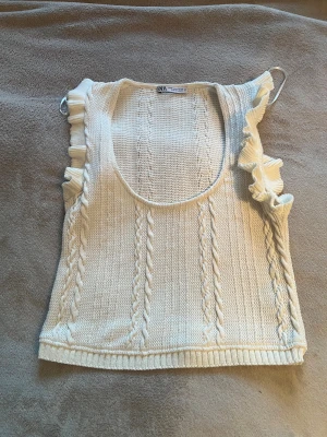 Stickad topp - Säljer denna fina stickade toppen från Zara som inte har kommit till användning perfekt för sommaren ( priset kan diskuteras) // nytt pris 300 om inte mer 🩷