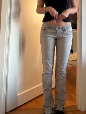Ljusgrå bootcut jeans från LTB - Säljer ett par ljusgrå lågmidjade bootcut jeans från LTB i modellen valerie. Bra skick. I storlek 28/32 men är stretchiga och töjer sig lite men väldigt bekväma och sköna!